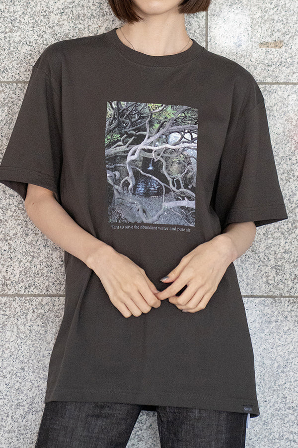 【NoraLily】Woods & River Photo SS Tee＜UNISEX＞ -C.BLK-