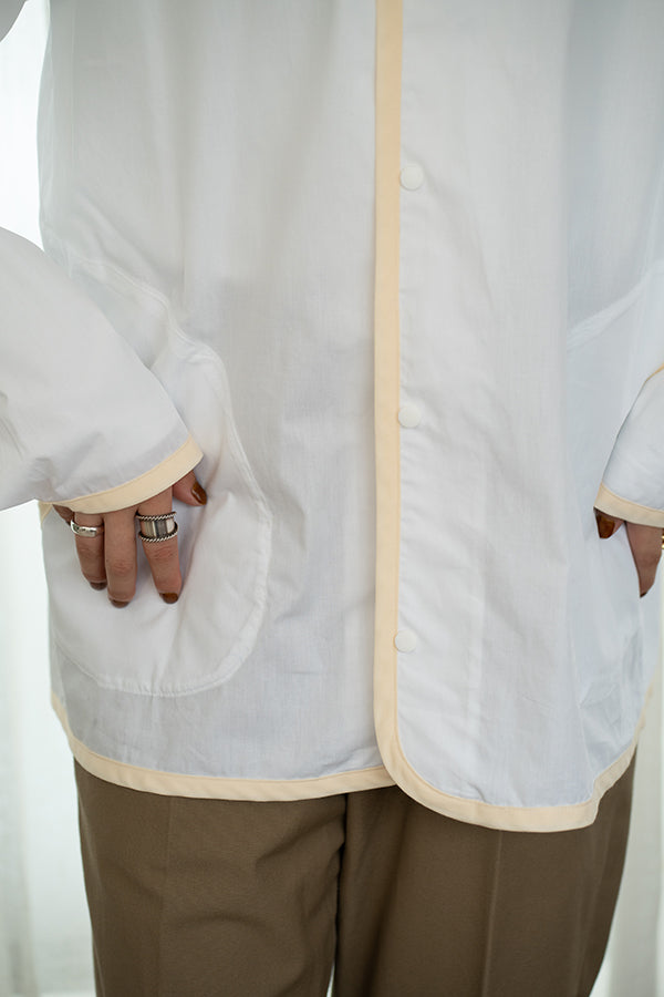 【INTERPLAY x AYUMI】 Snap button No Collar Shirt  -WHITE x BEIGE- (UNISEX) 622580015-01